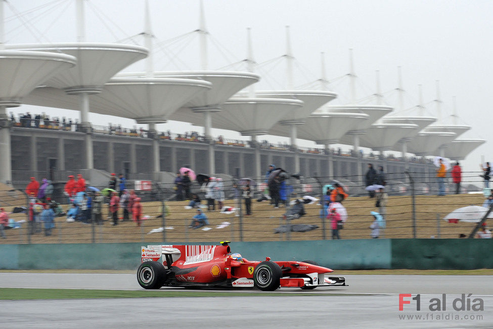 Alonso en pista con intermedios