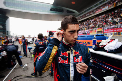 Sébastien Buemi se prepara en la parrilla del GP de China 2010