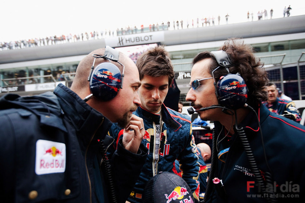 Jaime Alguersuari habla con sus ingenieros en la parrilla de Shanghai