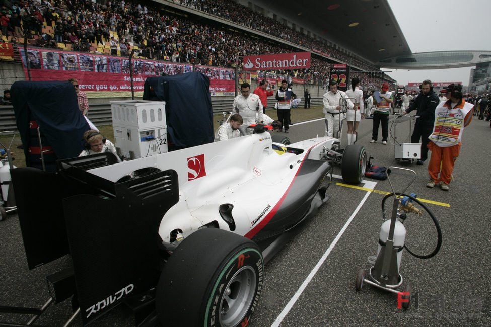 Pedro de la Rosa en la parrilla del GP de China 2010