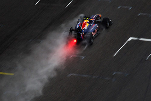 Webber levanta una gran estela de agua