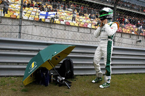 Heikki Kovalainen se ajusta el casco