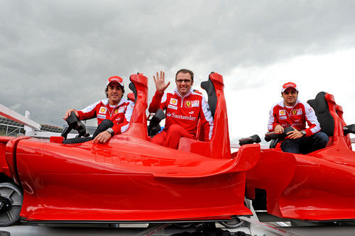 Fernando Alonso, Stefano Domenicali y Felipe Massa subidos a la atracción