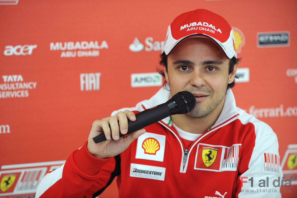 Felipe Massa responde las preguntas de la prensa