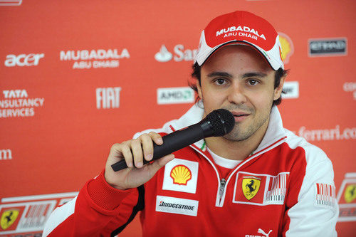 Felipe Massa responde las preguntas de la prensa