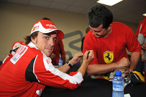 Alonso firma autógrafos a los aficionados