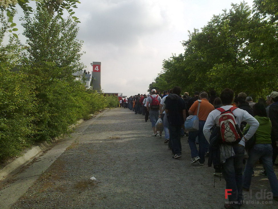 Colas en la entrada del Circuit