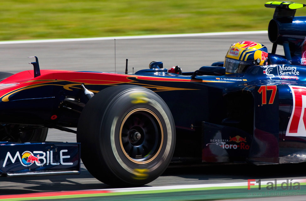 Alguersuari rueda con el Toro Rosso en el Circuit