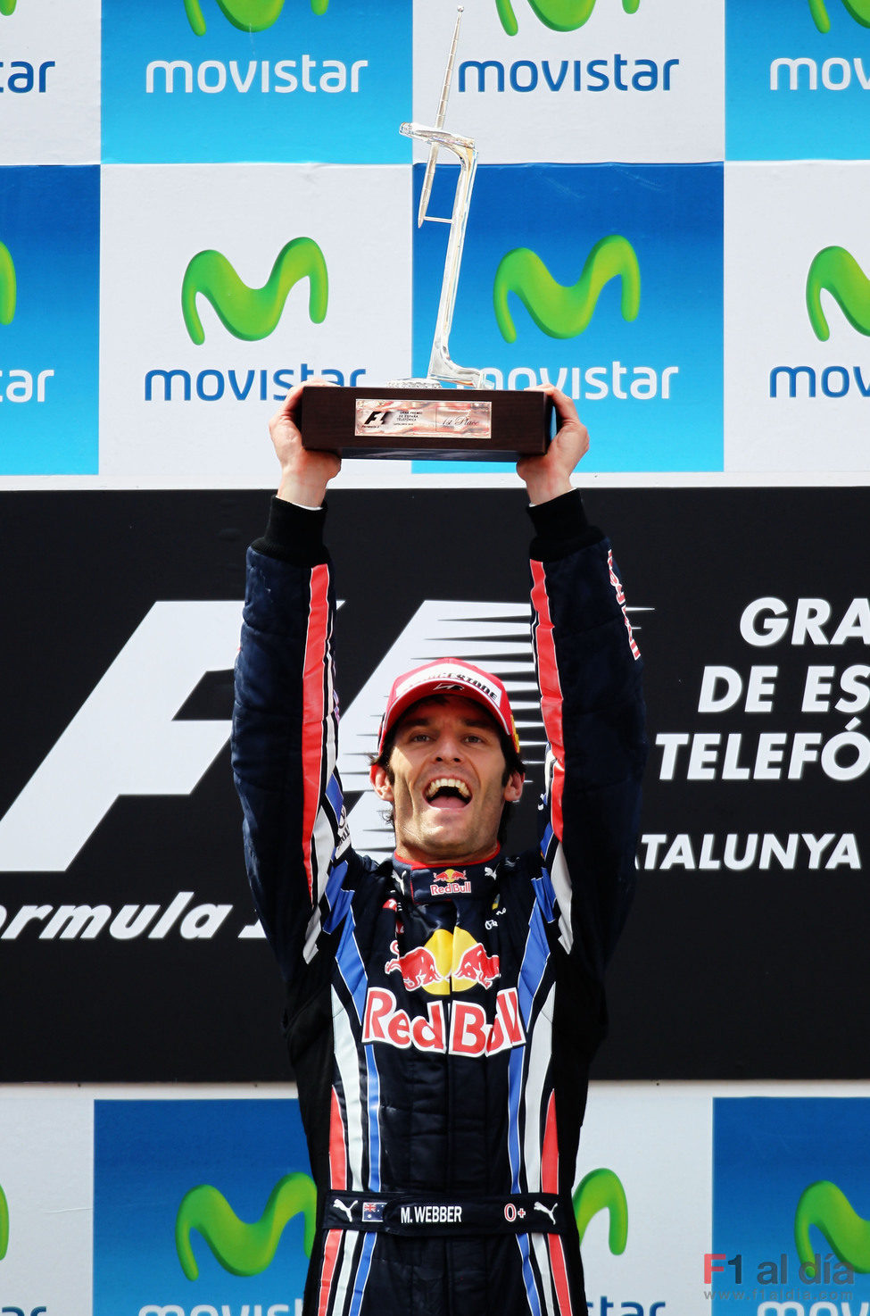 Webber levanta su trofeo