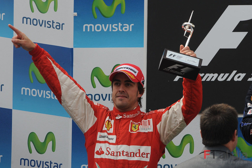 Fernando Alonso ofrece el trofeo a la afición