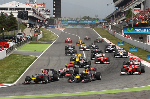 Webber llega primero a la curva inicial