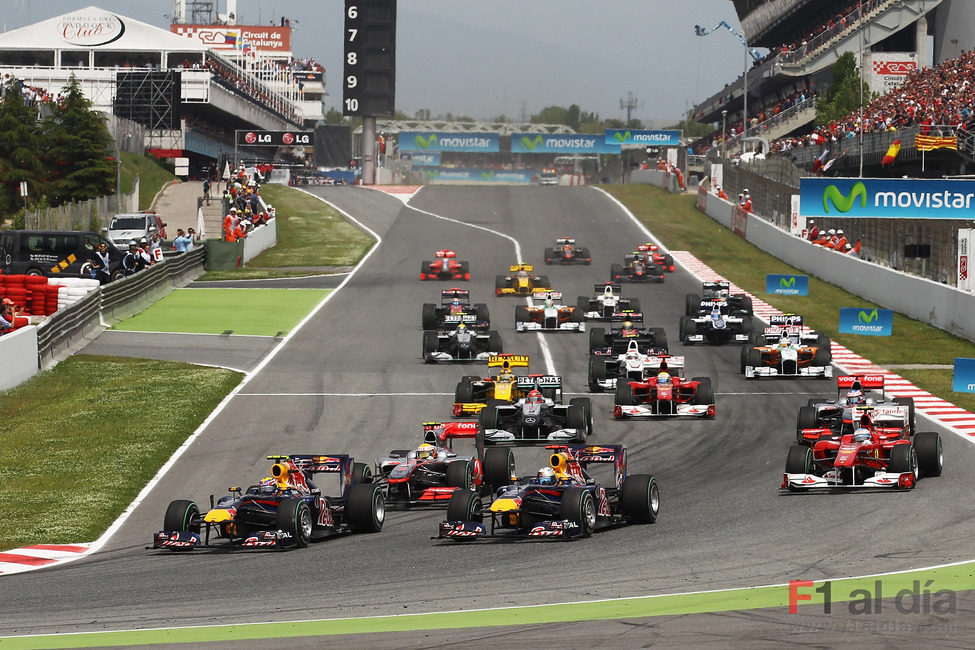 Webber llega primero a la curva inicial