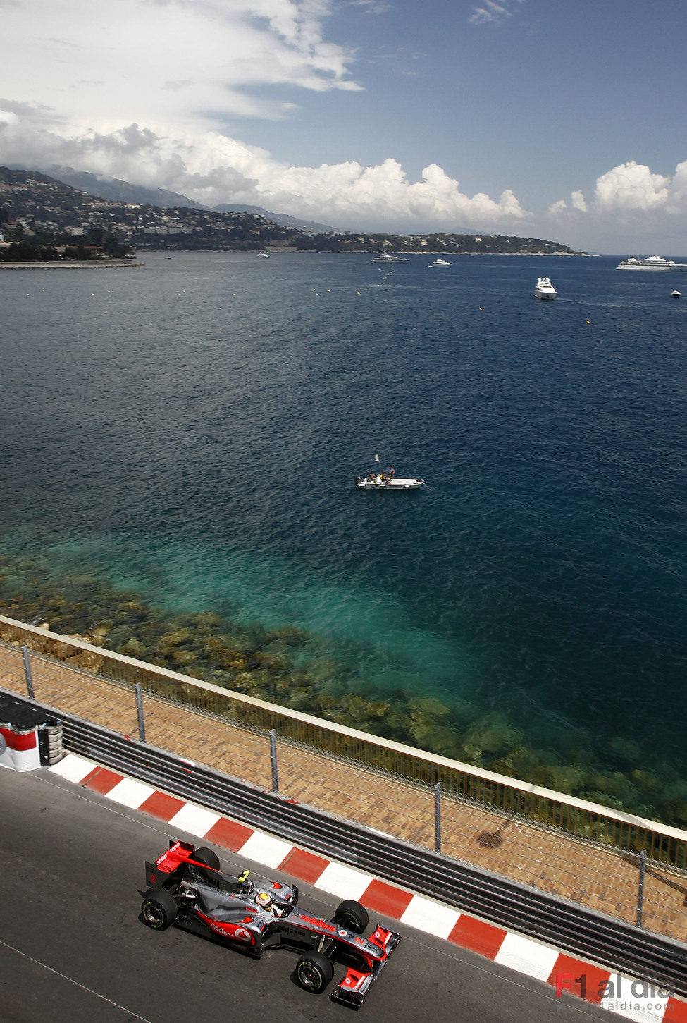 Hamilton rueda pegado al mar