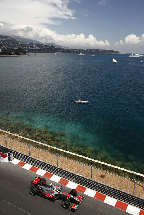 Hamilton rueda pegado al mar