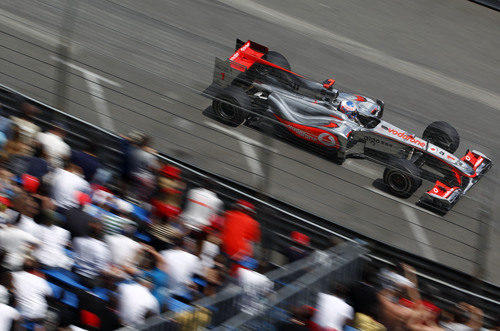 Jenson pasa a toda velocidad por la zona de la piscina