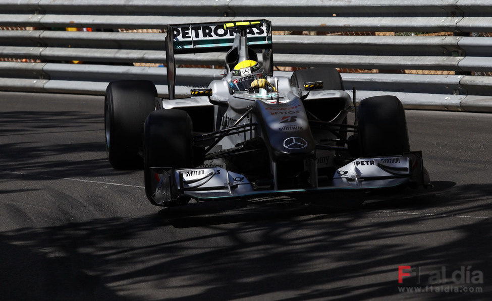 Rosberg rueda por las calles de Mónaco