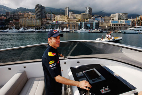 Vettel se da una vuelta en barco