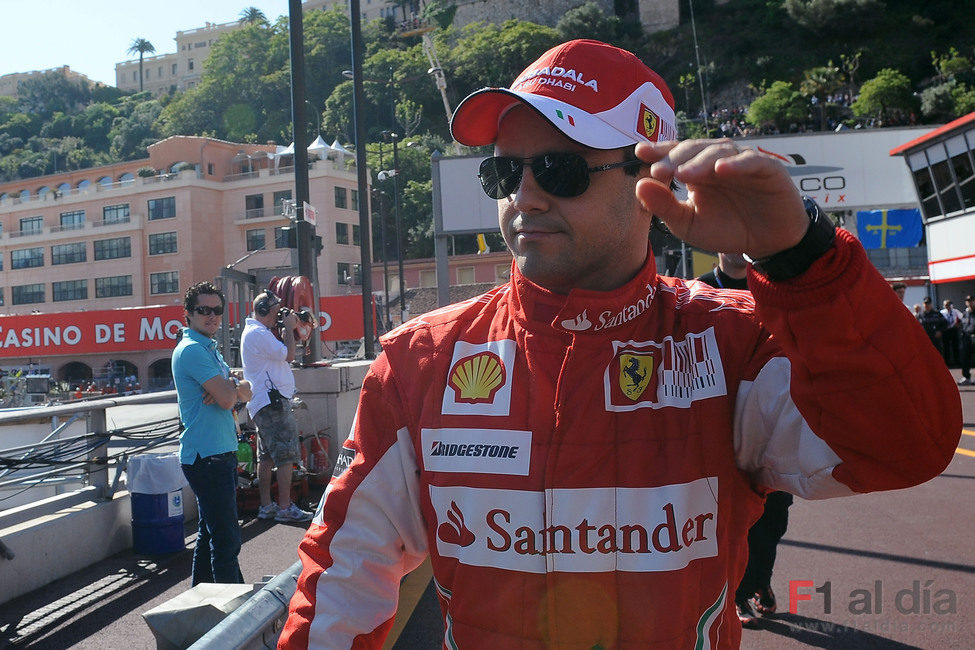 Felipe se pasea por la zona de boxes