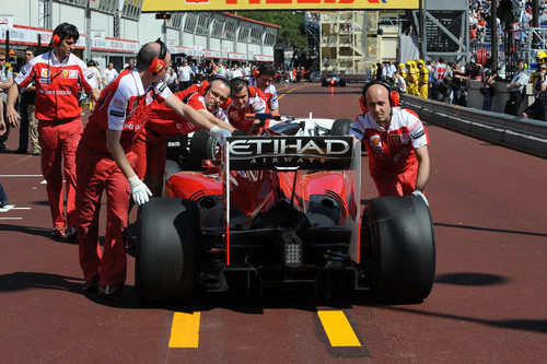 El coche de Massa se mete en el box