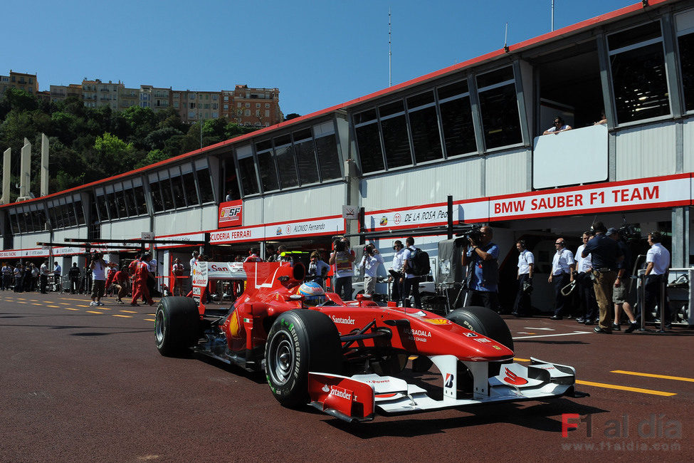 Alonso sale de boxes