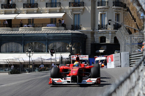 Felipe baja por las calles de MonteCarlo