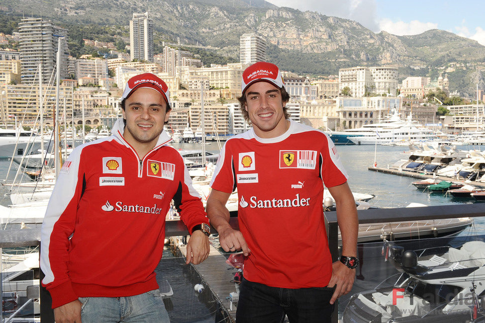 Felipe Massa y Fernando Alonso con el puerto de fondo