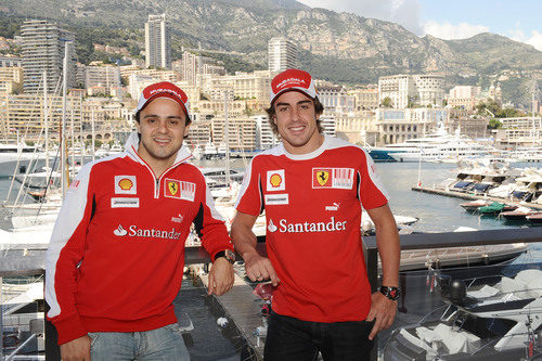 Felipe Massa y Fernando Alonso con el puerto de fondo