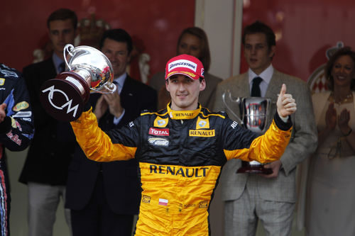 Kubica con su trofeo