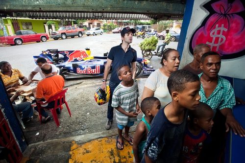 Alguersuari llega a Santo Domingo subido en el monoplaza de Red Bull