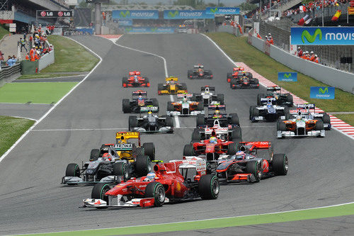 Fernando Alonso llega a la primera curva de Montmeló