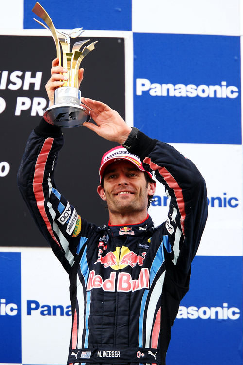 Webber levanta su trofeo