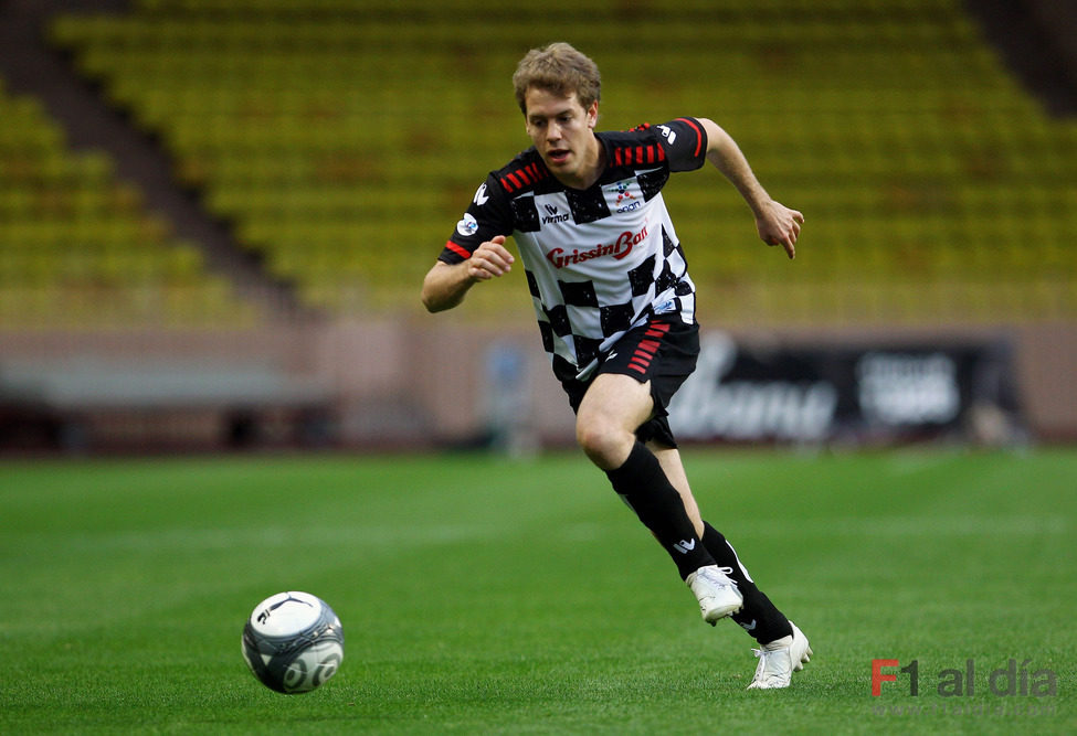 Sebastian Vettel juega al fútbol