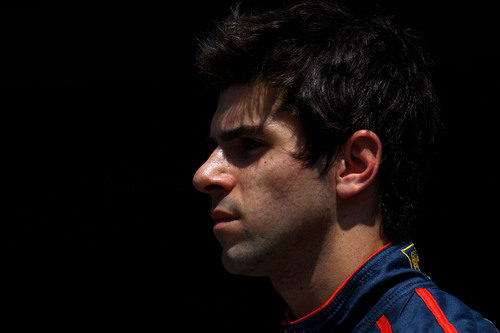 Alguersuari camina por el 'pit-lane' antes de la calificación