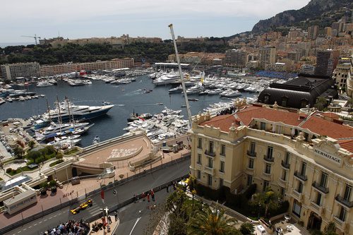 Kubica pasa cerca de los barcos en MonteCarlo