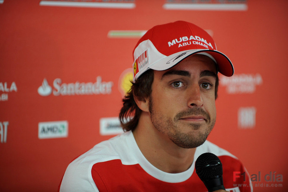 Fernando Alonso habla con la prensa antes de subirse al monoplaza