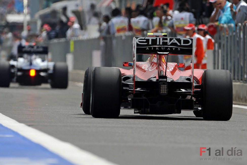 Alonso sale del 'pit-lane' a la calificación