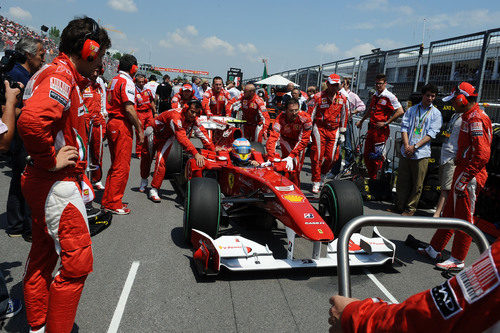 Alonso se sube al monoplaza en la segunda línea de parrilla