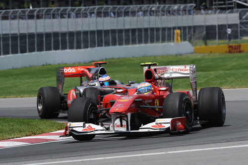 Button persigue de cerca a Alonso