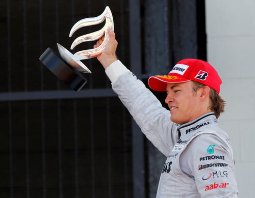 Rosberg con su trofeo