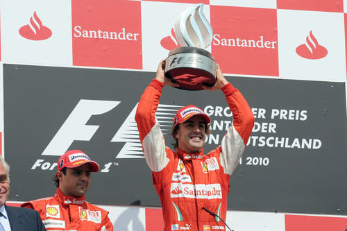 Alonso con su trofeo