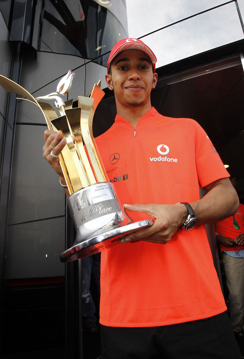 Hamilton y su trofeo, a solas