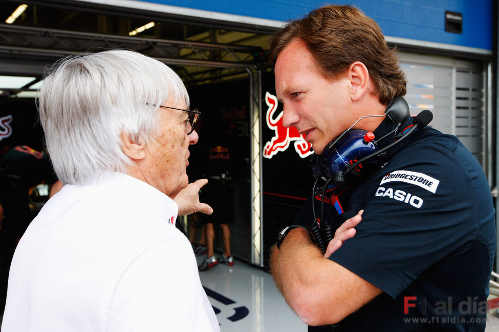 Bernie Ecclestone habla con Christian Horner