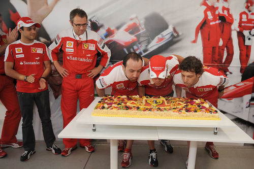 Alonso con su tarta