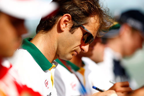 Trulli firma autógrafos