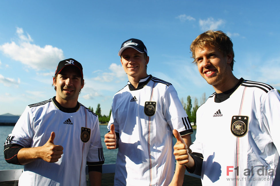 Glock, Hülkenberg y Vettel con la camiseta de Alemania