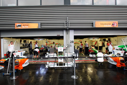 Los boxes de Force India