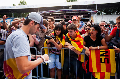 Alguersuari y sus aficionados