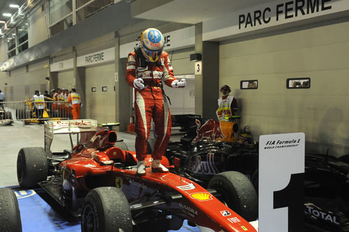 Alonso celebra la victoria