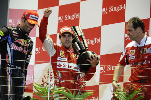 Alonso con su trofeo