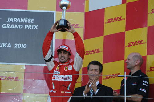 Alonso levanta el trofeo